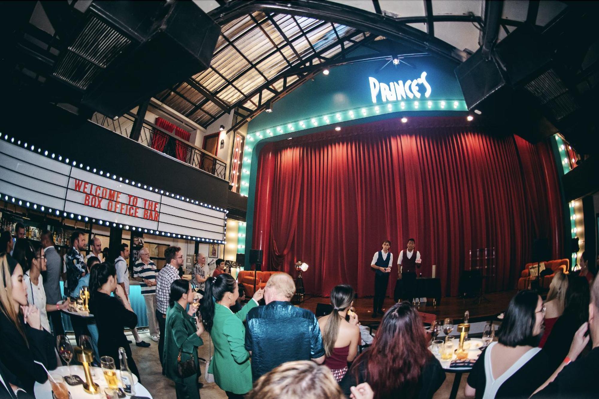 Prince Theatre Heritage Stay Hostel - Silom Бангкок Экстерьер фото