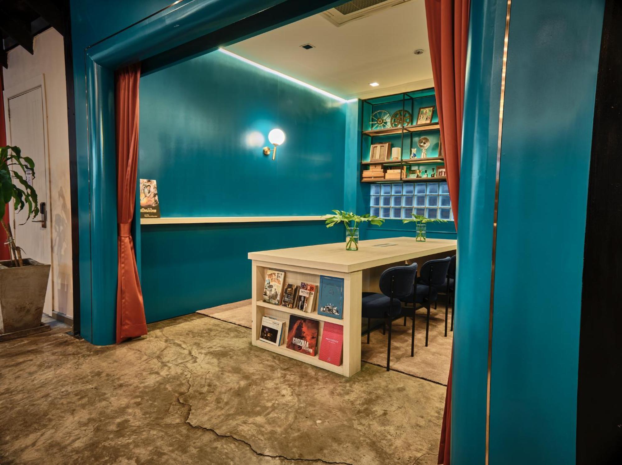 Prince Theatre Heritage Stay Hostel - Silom Бангкок Экстерьер фото