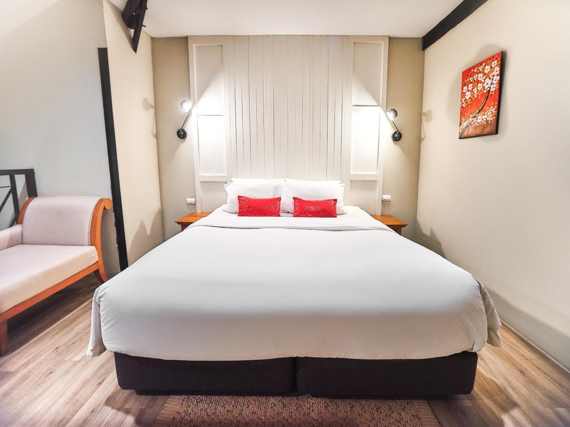 Prince Theatre Heritage Stay Hostel - Silom Бангкок Экстерьер фото