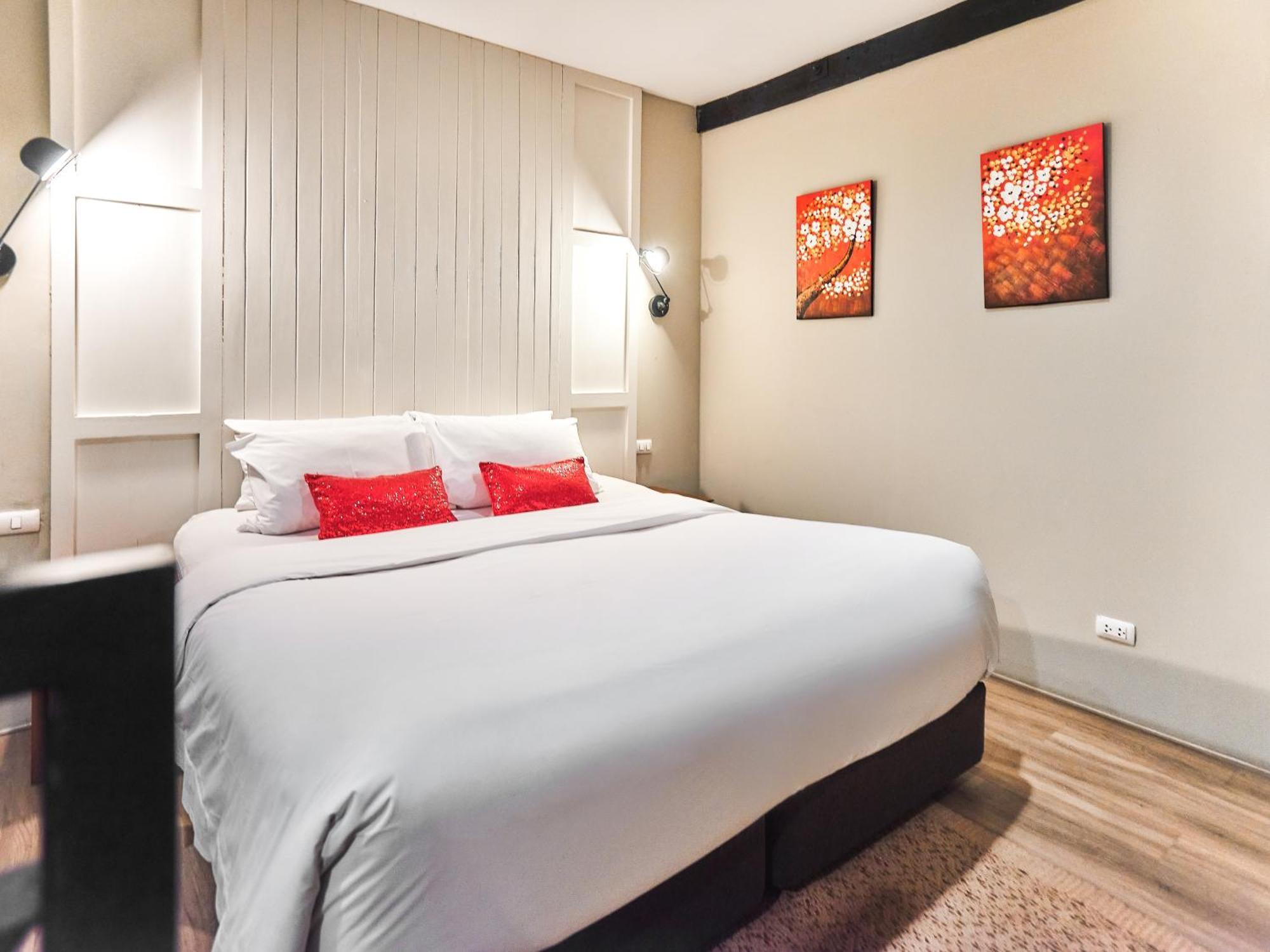 Prince Theatre Heritage Stay Hostel - Silom Бангкок Экстерьер фото