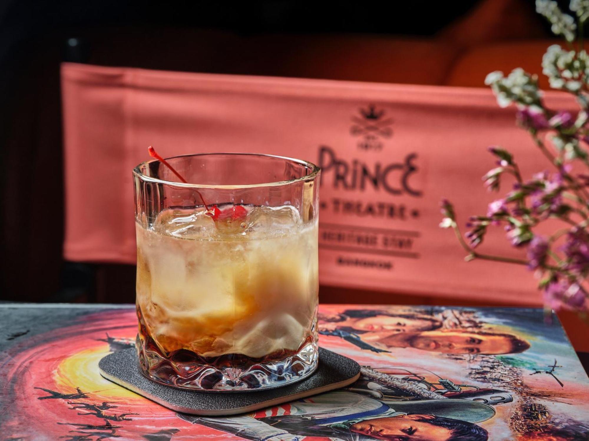 Prince Theatre Heritage Stay Hostel - Silom Бангкок Экстерьер фото