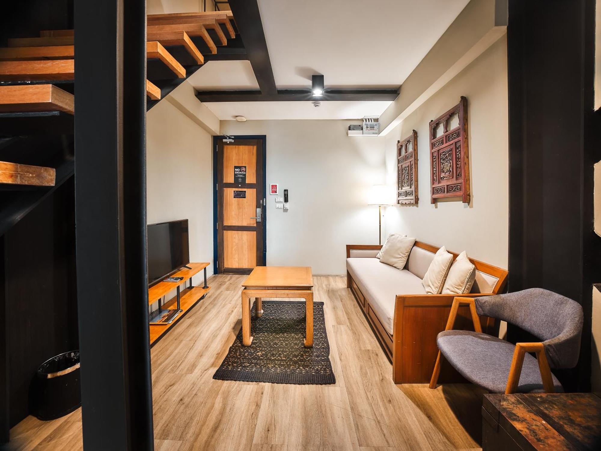 Prince Theatre Heritage Stay Hostel - Silom Бангкок Экстерьер фото