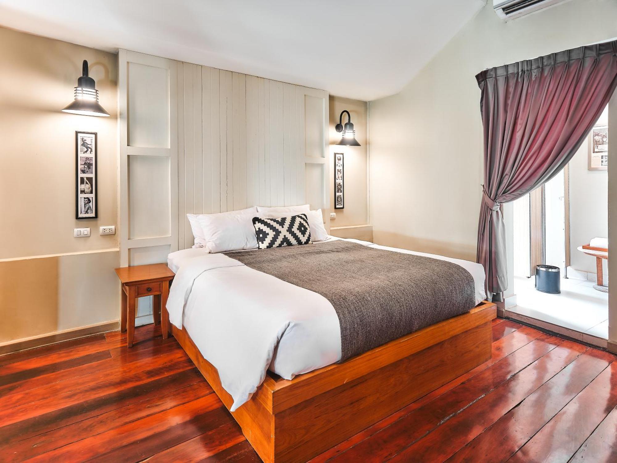 Prince Theatre Heritage Stay Hostel - Silom Бангкок Экстерьер фото