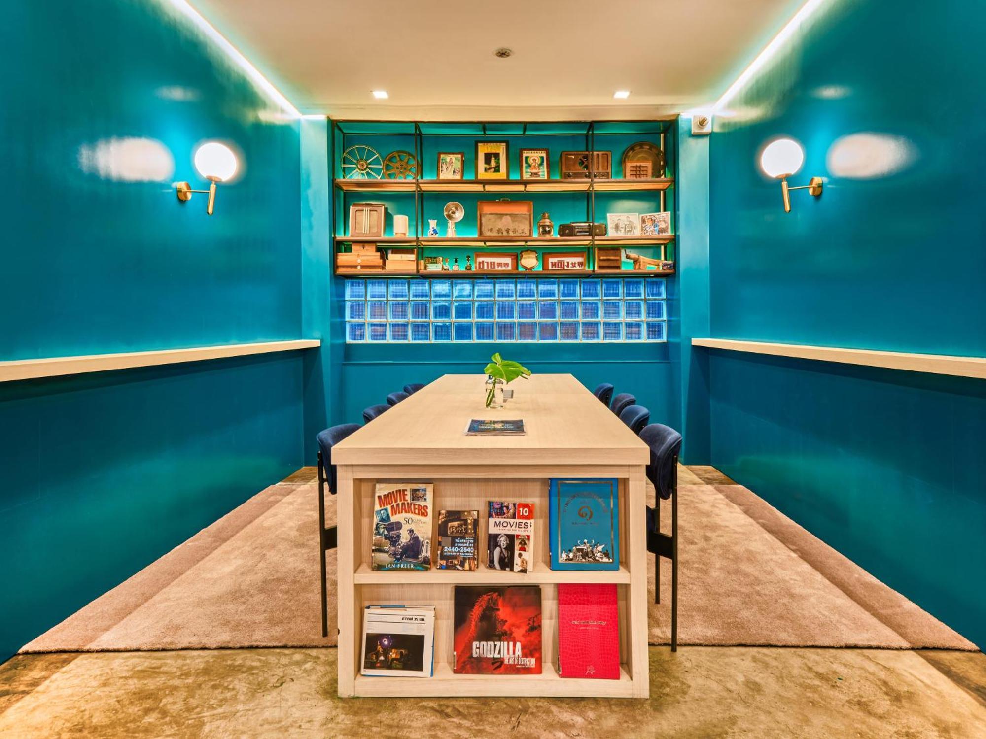 Prince Theatre Heritage Stay Hostel - Silom Бангкок Экстерьер фото