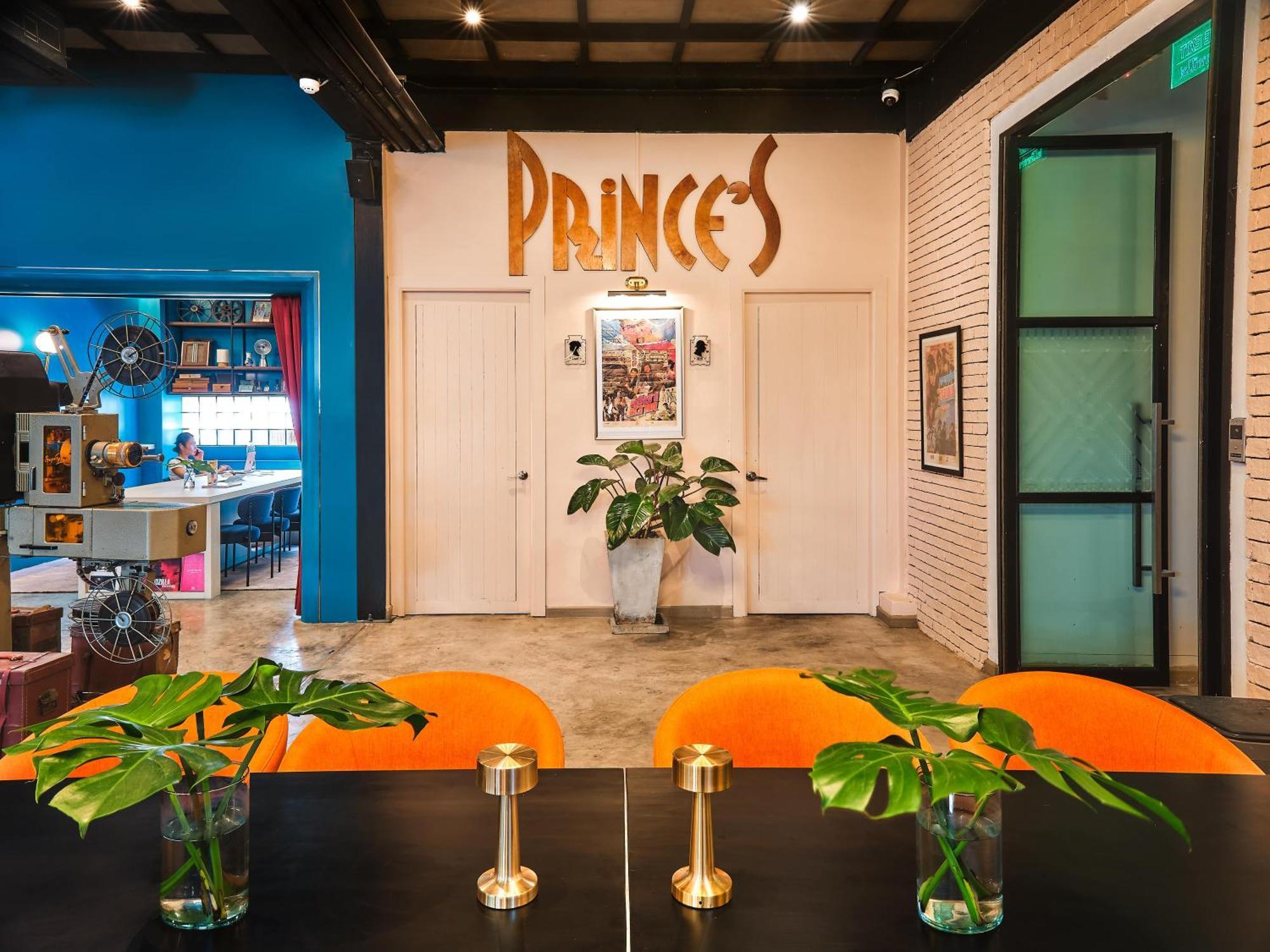 Prince Theatre Heritage Stay Hostel - Silom Бангкок Экстерьер фото