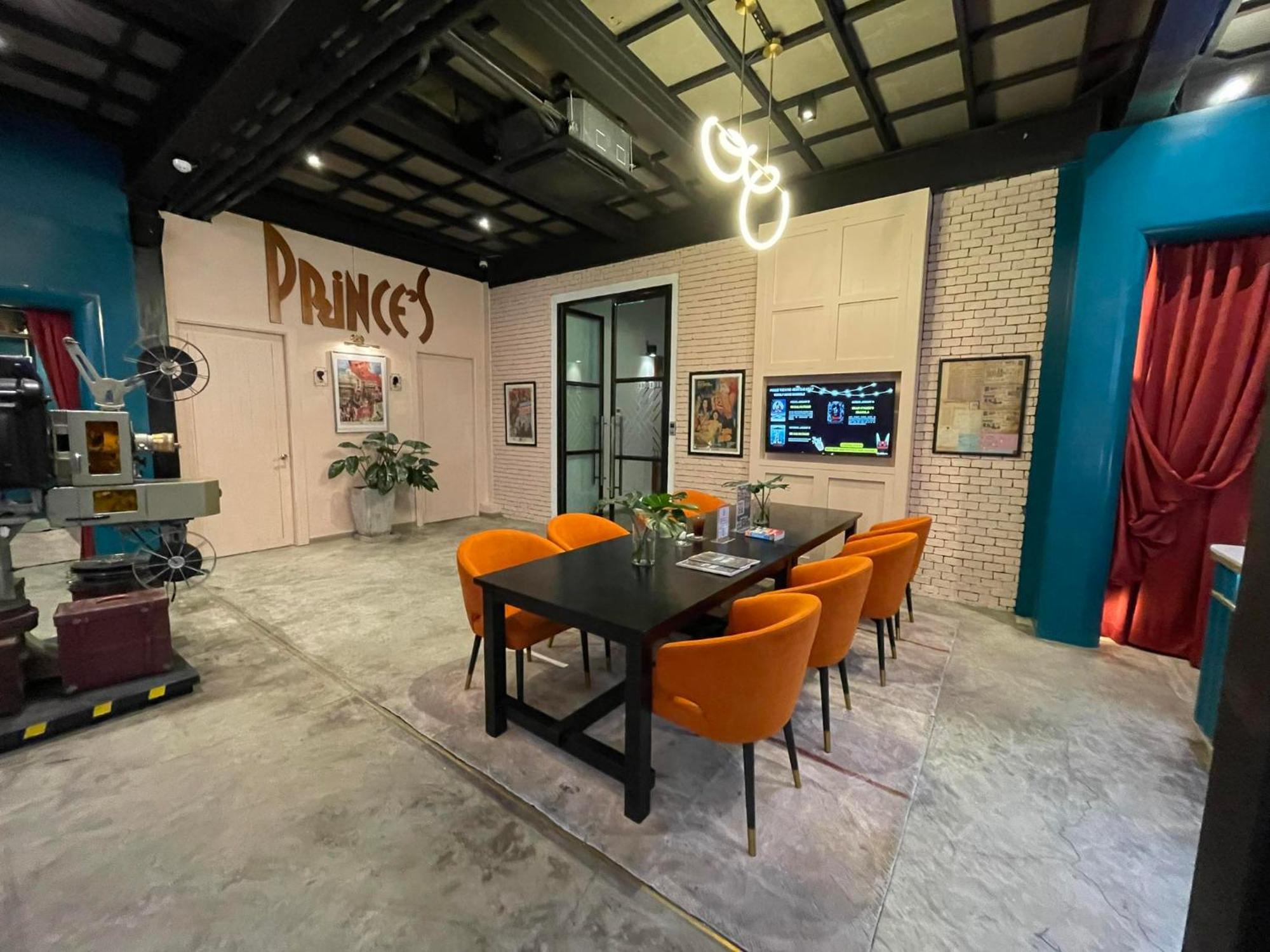 Prince Theatre Heritage Stay Hostel - Silom Бангкок Экстерьер фото